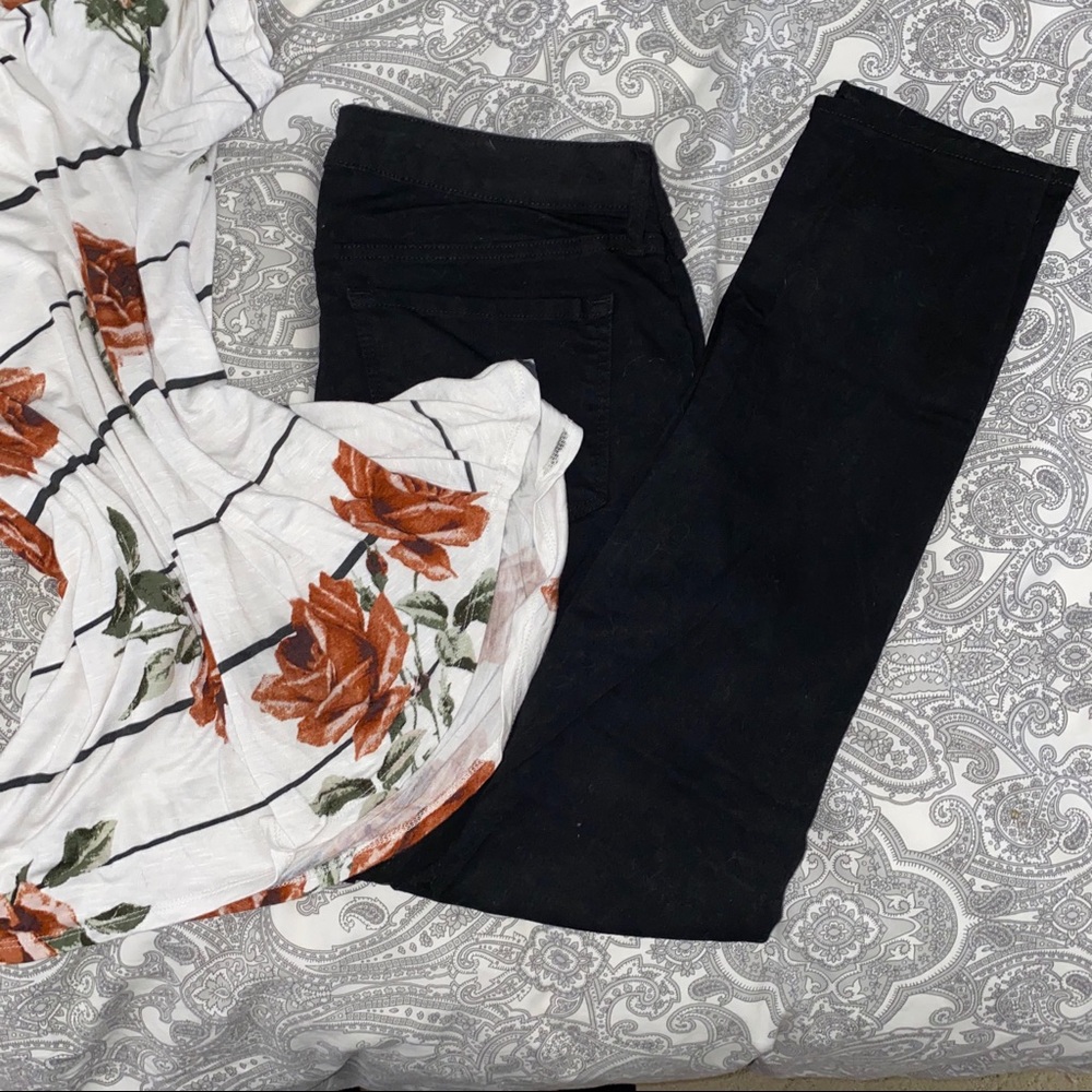 Black skinny jeans from old navy. Like new!